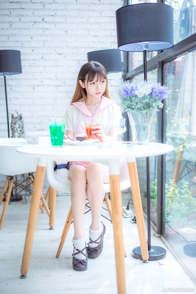 在这里，与各位再共同勉励一次，我们要做聪明的人，做有智慧的人有慈爱又肯诚实对人对己的勇者。就算天大的事情来了，也不逃避它，心平气和地为自己争取最合理的解决之道，不可以做一个弱者，凡是不顺心便跌倒的人是要被社会淘汰的，做一个有弹性的人，当是我们一生追求的目标。——三毛《亲爱的三毛》